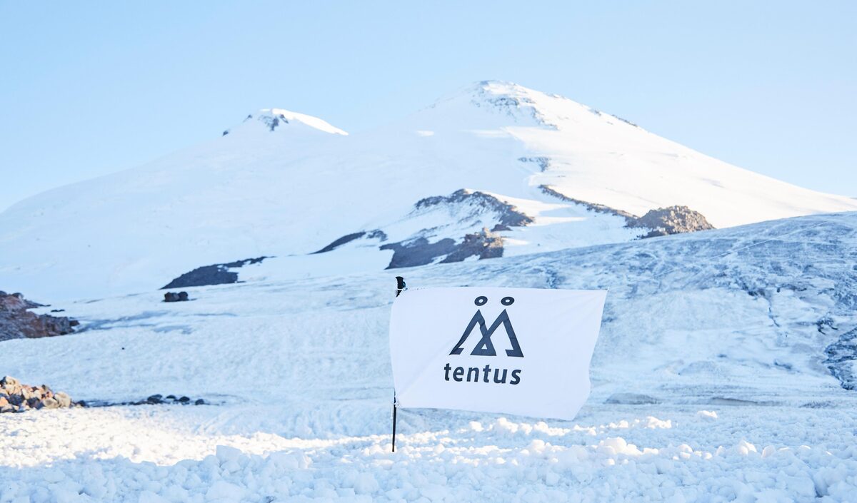 雪山に立てられたテンタスの旗